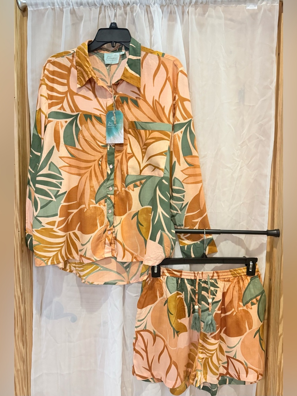 High-Waist Tropical Leaf Print Shorts in Peach & Green